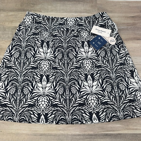 Tommy Bahama Pants - NWT~Tommy Bahama Active Size X-Small Black/White Pineapple‎ Print~Skort~Pockets